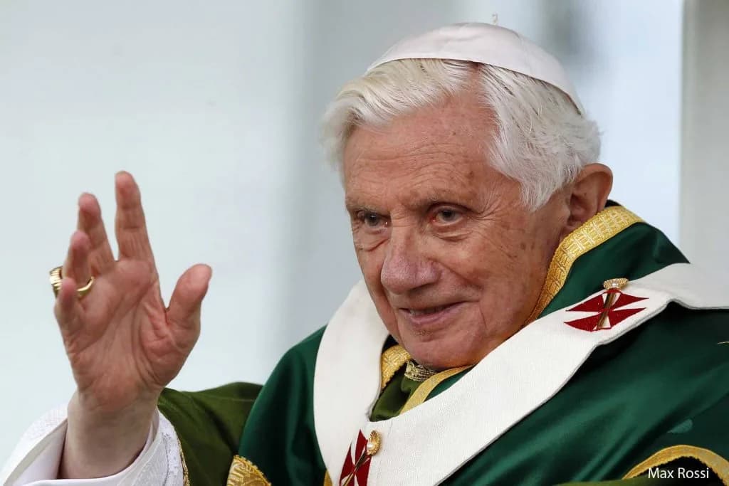Fotografia do Papa Bento XVI em traje oficial durante seu pontificado.