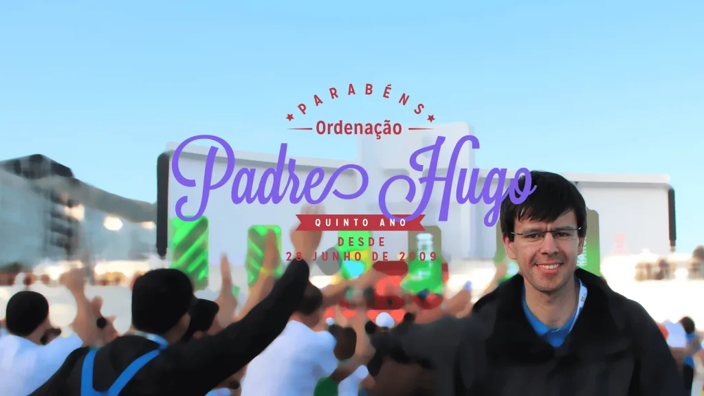 Padre a celebrar a Eucaristia num ambiente de recolhimento e oração comunitária.