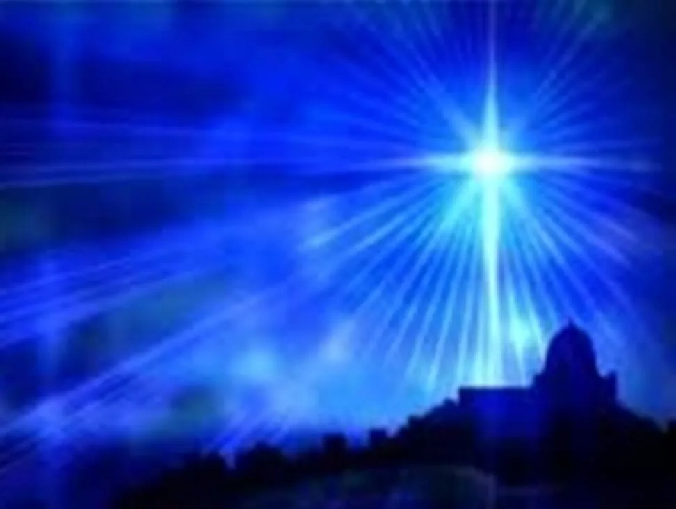 Escuteiros reunidos durante a cerimónia de distribuição da Luz da Paz de Belém numa catedral.