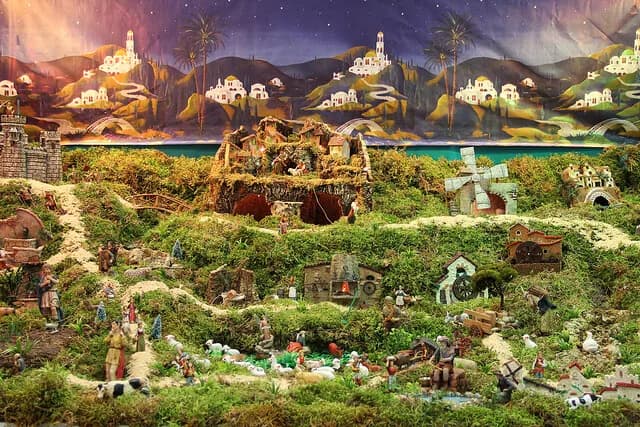 Vista de arquivo da Aldeia Natal de Cabeça com decorações tradicionais de Natal e iluminações festivas.