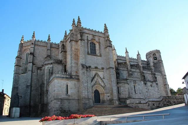 D. Domingos da Silva Gonçalves, Bispo da Guarda, em visita pastoral numa das aldeias remotas da sua diocese na década de 1950.