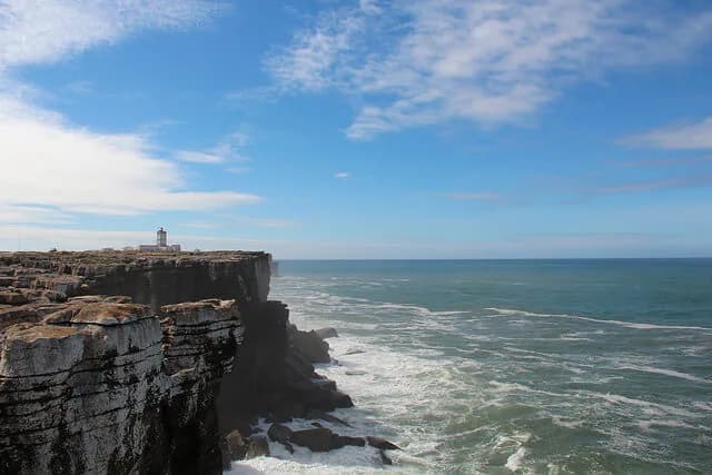 Uma representação artística de Jesus Cristo caminhando à beira do Mar da Galileia e chamando pescadores em seus barcos para segui-lo.