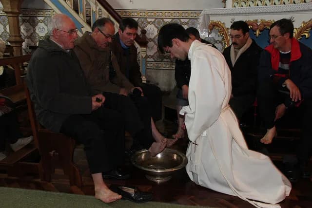 Representação artística de Jesus Cristo a lavar os pés aos Seus discípulos num gesto de humildade.