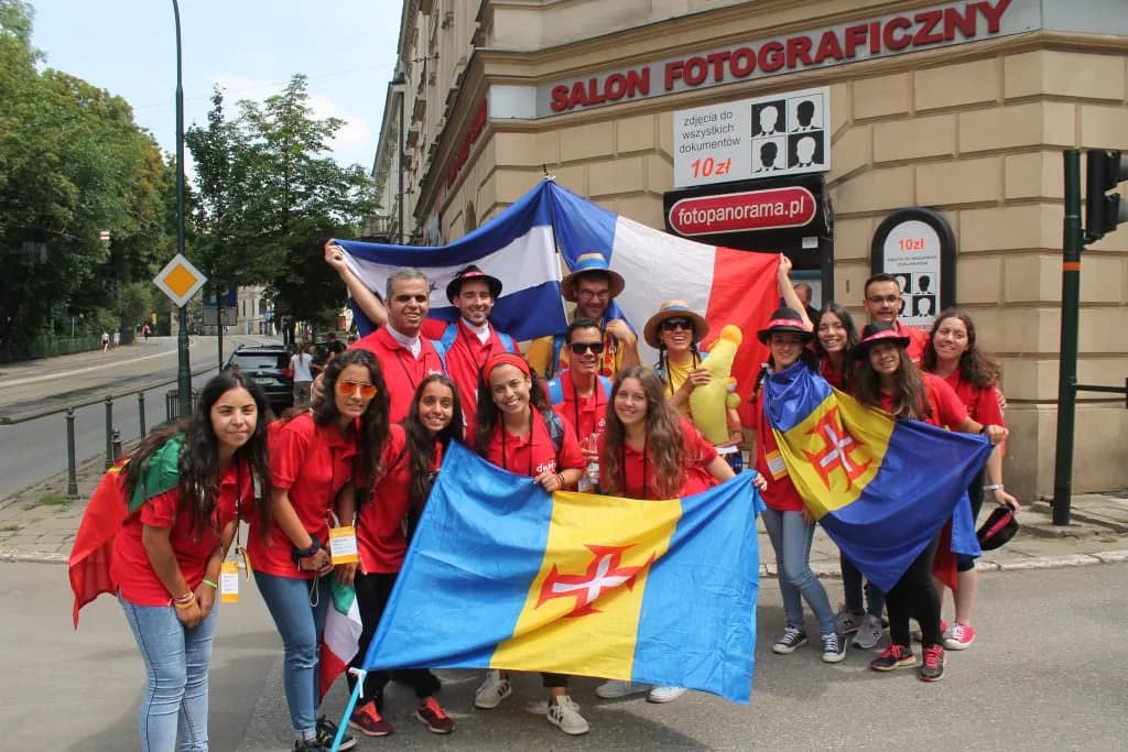 Representação de um jovem peregrino com mochila e botas, pronto para caminhar, simbolizando o envio missionário e a alegria da Jornada Mundial da Juventude.