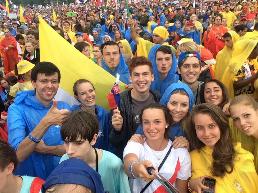 Papa Francisco discursando no altar durante a missa de abertura da Jornada Mundial da Juventude em Cracóvia, diante de uma multidão de jovens.