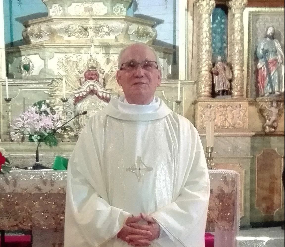 Padre Casimiro Mendes Serra durante a sua missão pastoral na paróquia de Aldeia de Joanes.
