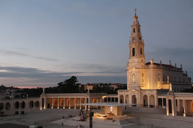 Página de folheto litúrgico com partituras e letras de cânticos católicos para a celebração da Missa dominical.