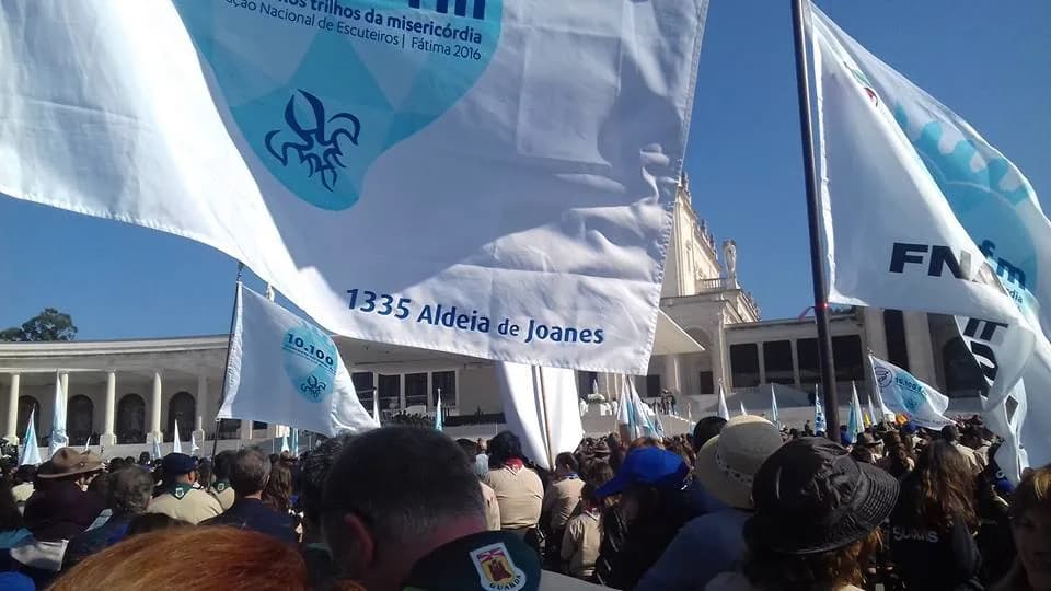 Grupo de escuteiros do CNE reunidos em oração e convívio durante a Peregrinação Nacional ao Santuário de Fátima.