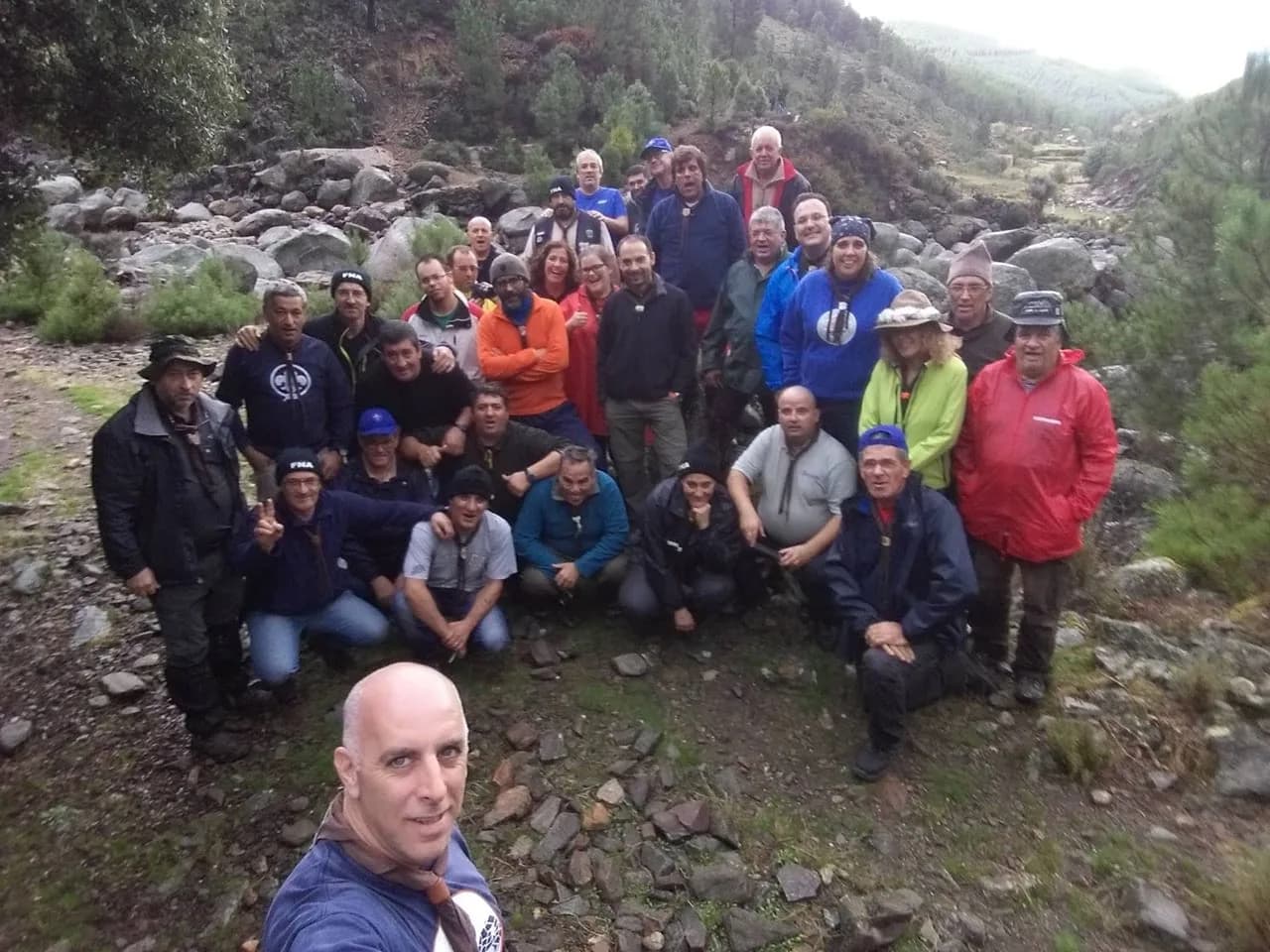 Grupo de escuteiros da FNA a realizar uma plantação de árvores na Serra da Estrela num dia de chuva.