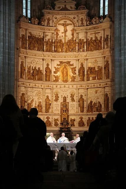 Representação artística de Jesus Cristo Rei do Universo, destacando sua soberania e glória divina.