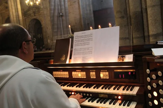 Grupo de fiéis a cantar durante a celebração do Domingo da Misericórdia numa igreja paroquial.