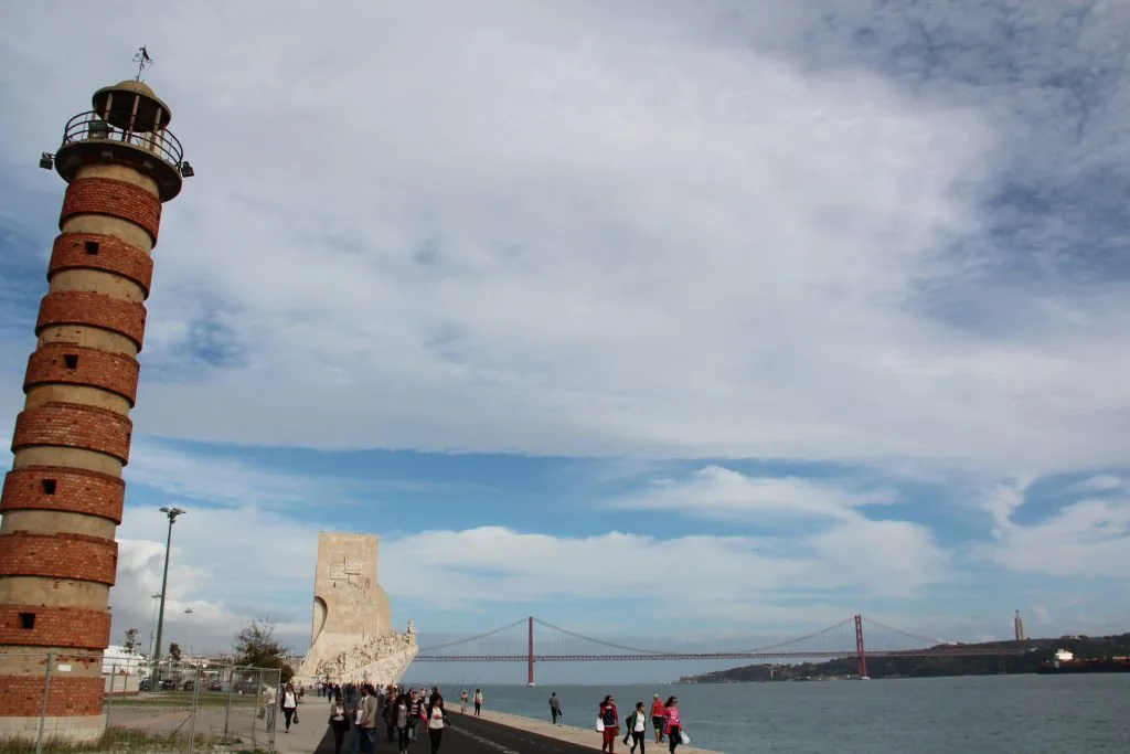Grupo de amigos a passear pelas ruas de Lisboa num dia soalheiro de Quinta-feira Santa.