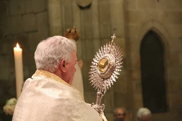 Procissão solene do Corpo de Deus percorrendo as ruas históricas da cidade da Guarda sob um ambiente de devoção.