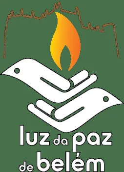 Uma candeia acesa com a Luz da Paz de Belém simbolizando a partilha da fé e esperança no Advento.
