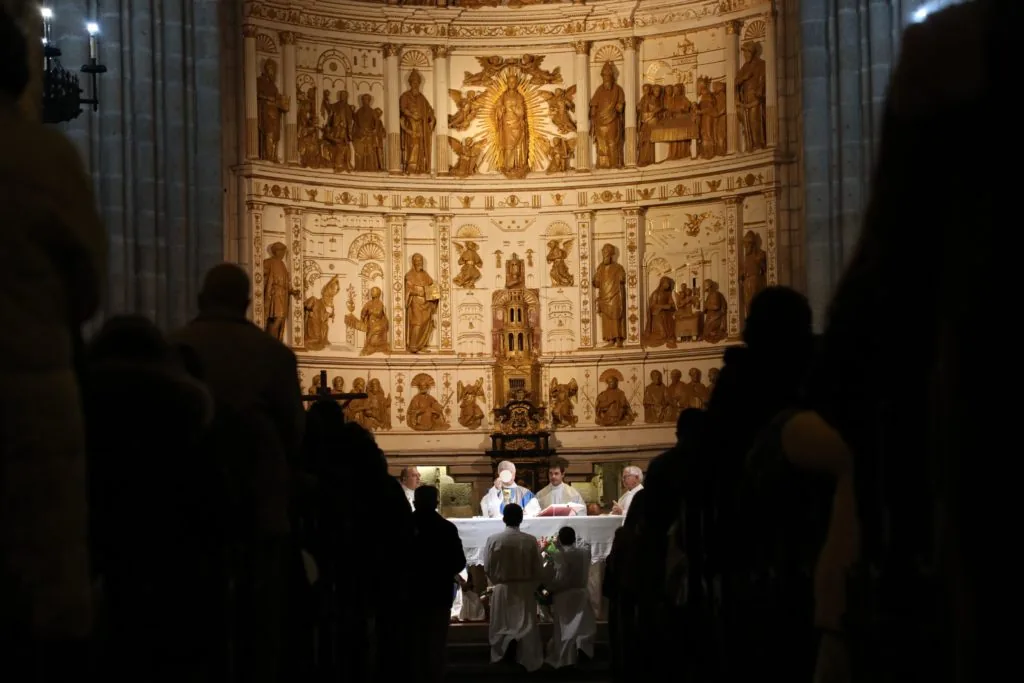 Partituras e letras de cânticos litúrgicos organizadas para a celebração da missa de domingo.