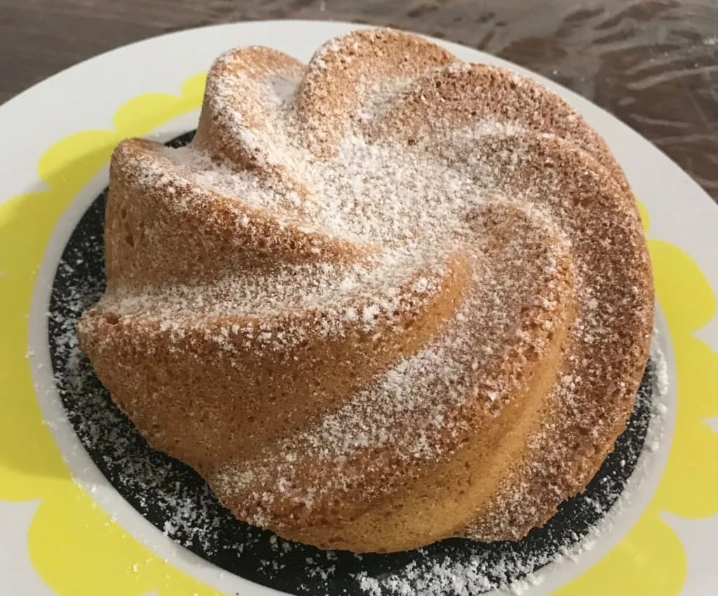 Bolo amanteigado dourado e fofinho em uma travessa