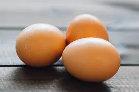 Um bolo caseiro dourado e fofo acabado de sair do forno, polvilhado com farinha numa forma tradicional.
