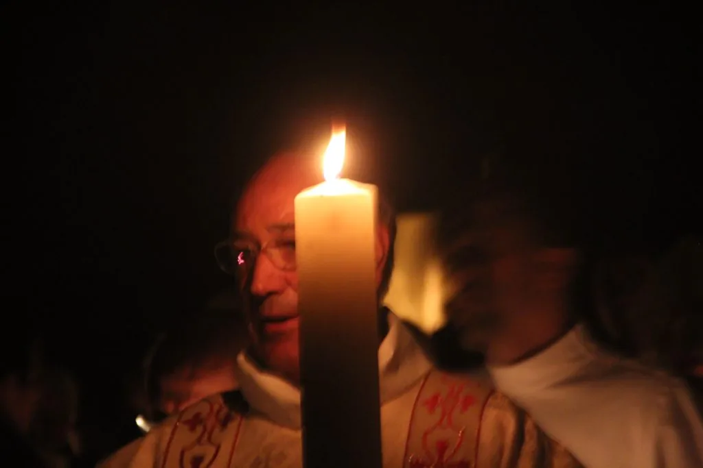 Interior da Sé da Guarda decorada para as celebrações da Semana Santa com luzes e elementos litúrgicos.