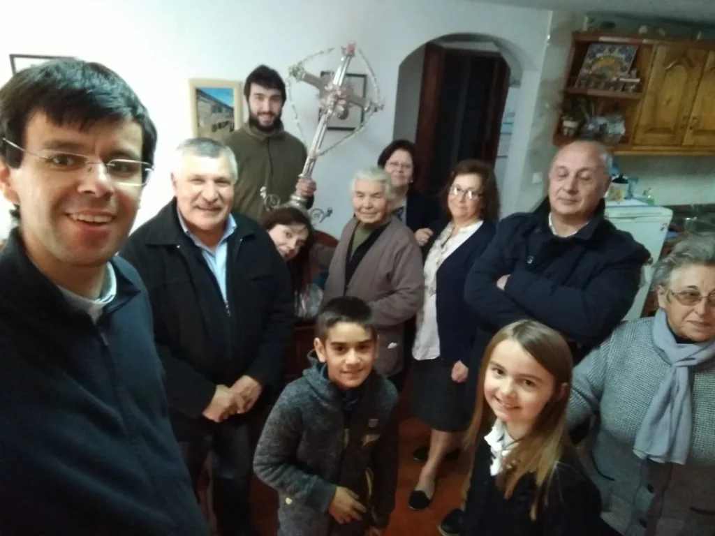 Representação artística de Jesus Cristo como o Bom Pastor cuidando do Seu rebanho num campo sereno.