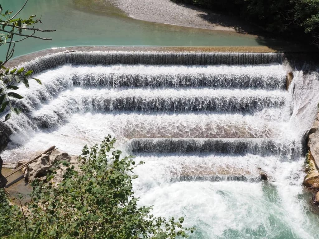Paisagem rural da Bismula com represas e elementos da natureza em destaque.