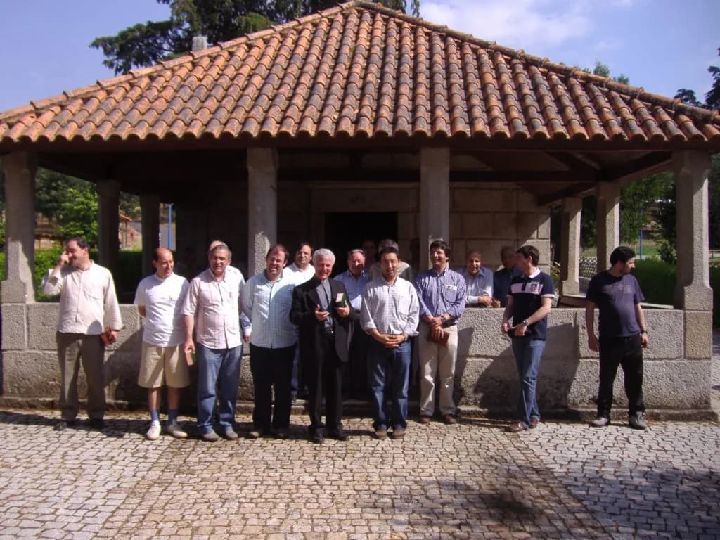Retrato a preto e branco de um sacerdote católico, evocando a sabedoria e a longa história de uma vida dedicada ao serviço da fé na Beira Alta.