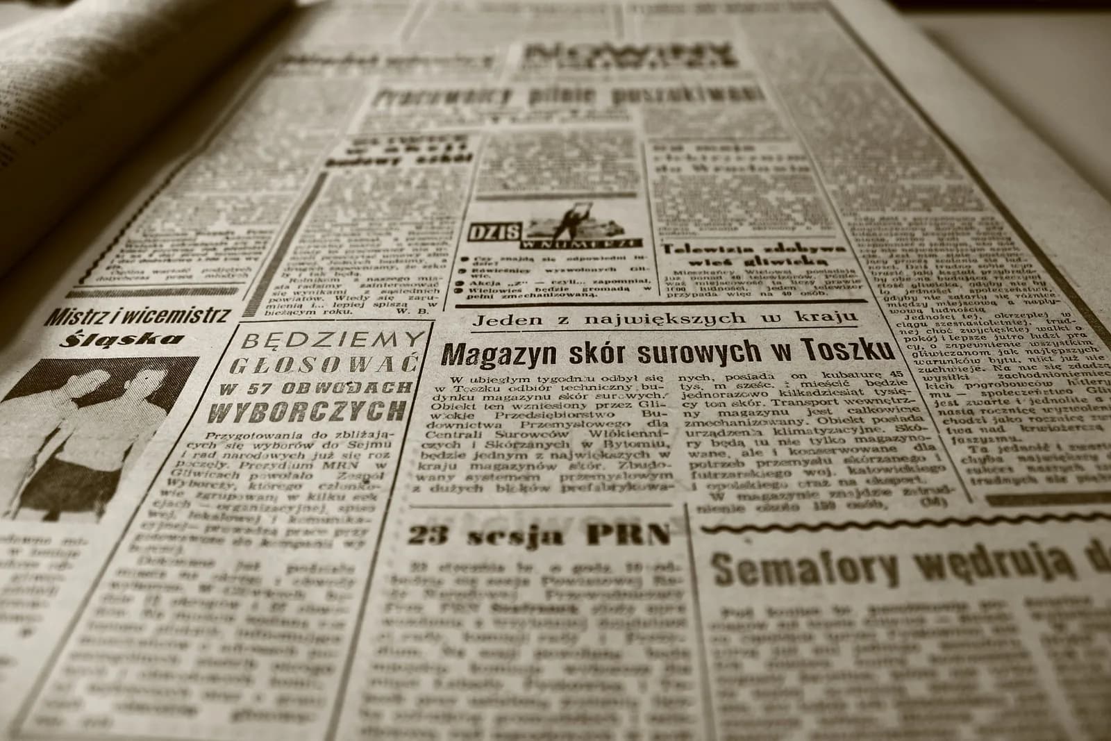 Antiga edição do Jornal do Fundão sobreposta a uma fotografia de um seminário tradicional em Portugal.