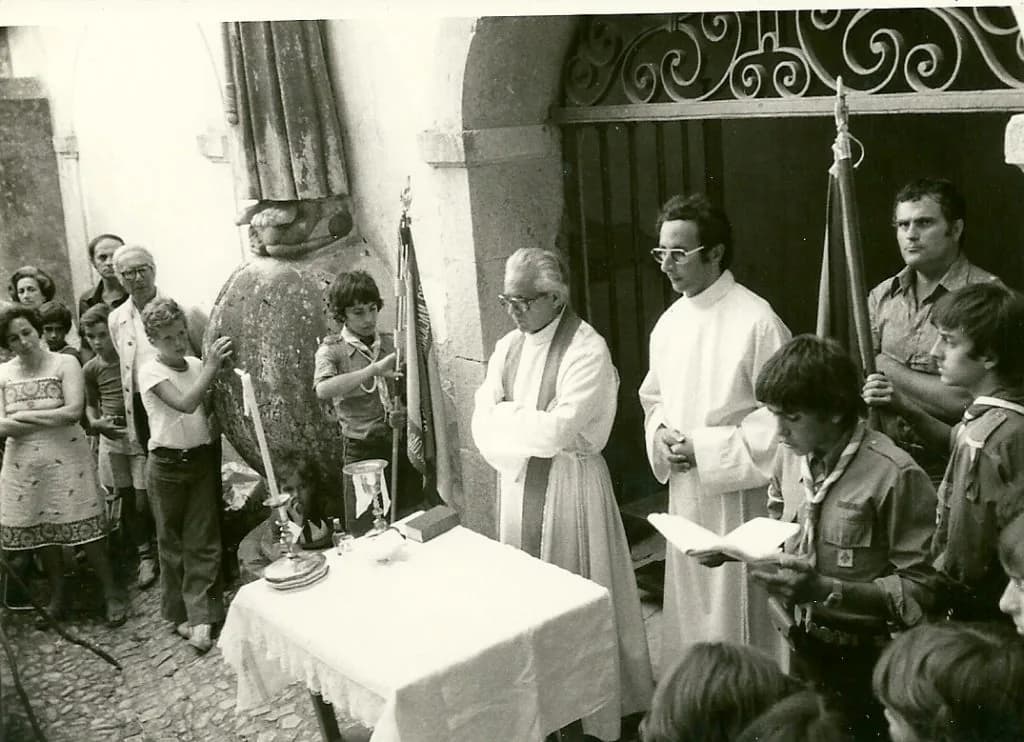 Símbolos da Quaresma representando a oração, a penitência e a reflexão espiritual cristã.