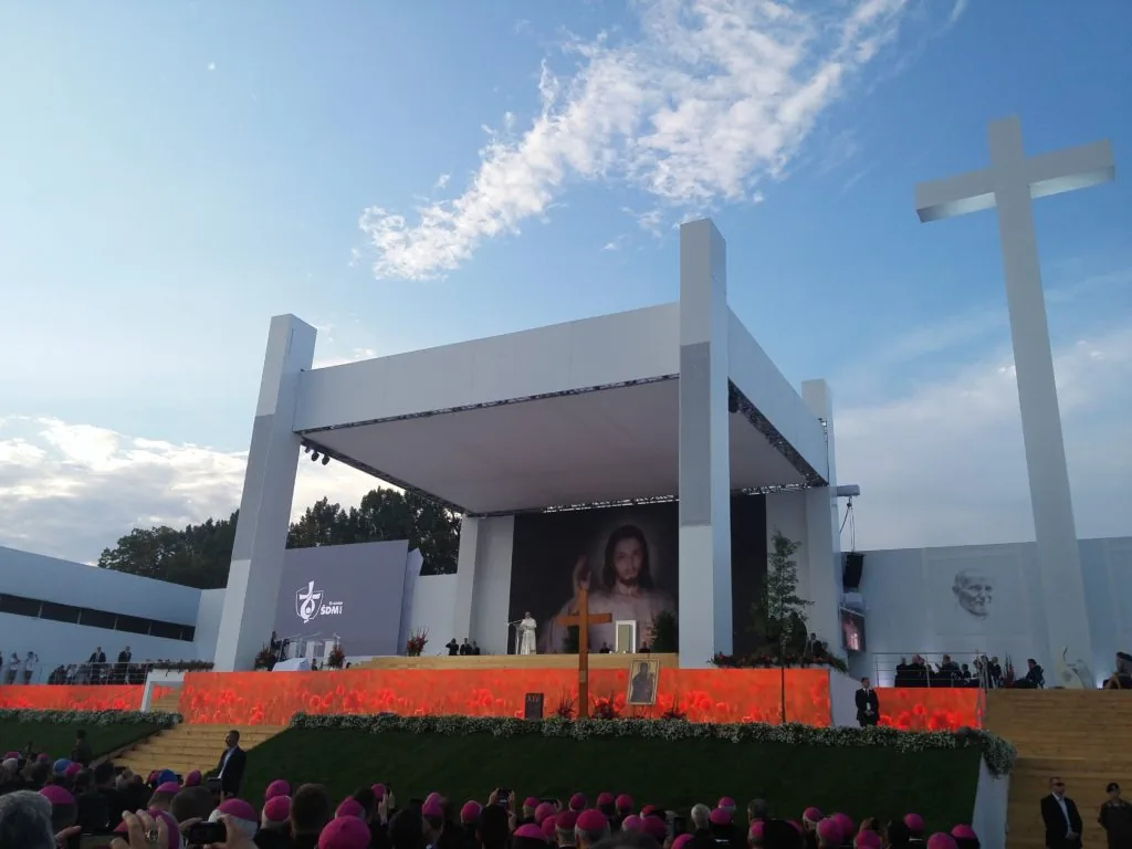 Jesus ressuscitado apresenta as suas chagas a São Tomé, simbolizando a Misericórdia Divina que nos convida a acreditar sem ver.