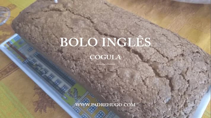 Bolo inglês caseiro de aspeto dourado e tradicional acabado de sair do forno.
