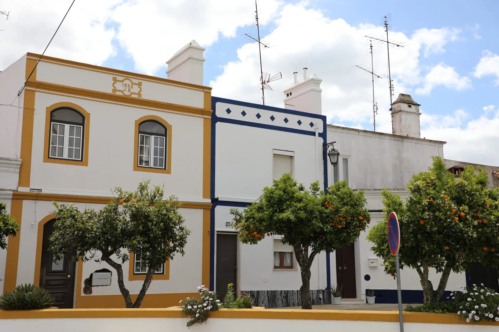 Ícone artístico do Bom Pastor com as suas ovelhas num campo verdejante sob um céu luminoso.