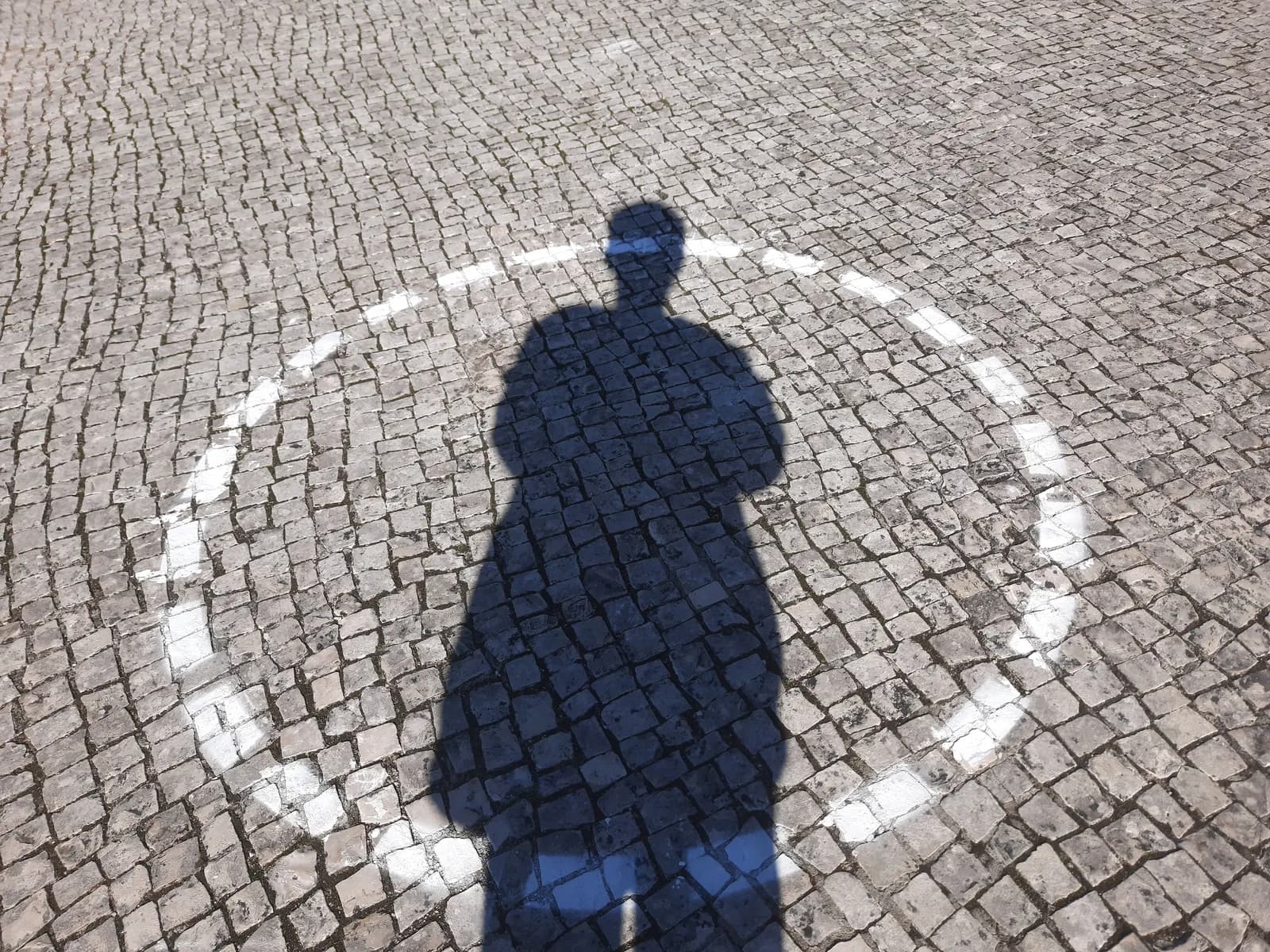 Padre a rezar com as mãos postas num momento de recolhimento espiritual em Fátima.