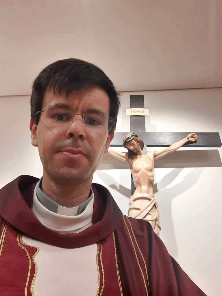 Retrato do Padre Hugo Martins num momento de reflexão e celebração pelo seu décimo terceiro aniversário de ordenação sacerdotal.