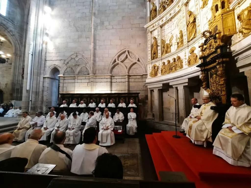 O Bispo D. José Pereira preside à Missa Crismal acompanhado pelo clero diocesano durante a tradicional bênção dos Santos Óleos e renovação das promessas.