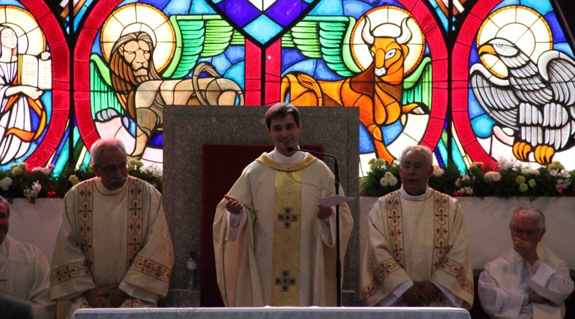 Missa solene presidida pelo padre Daniel Cordeiro