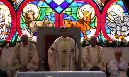 Missa solene presidida pelo padre Daniel Cordeiro