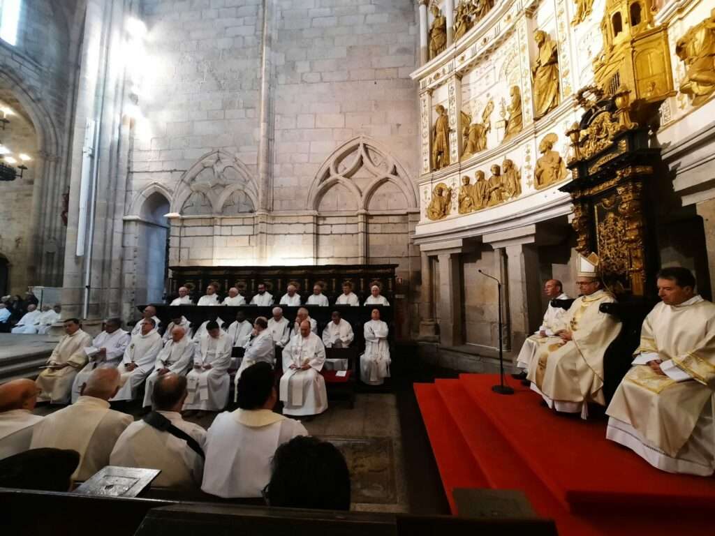 Vista ampla do presbitério durante a Missa Crismal, mostrando os sacerdotes sentados em união e o Bispo D. José Pereira na cátedra.