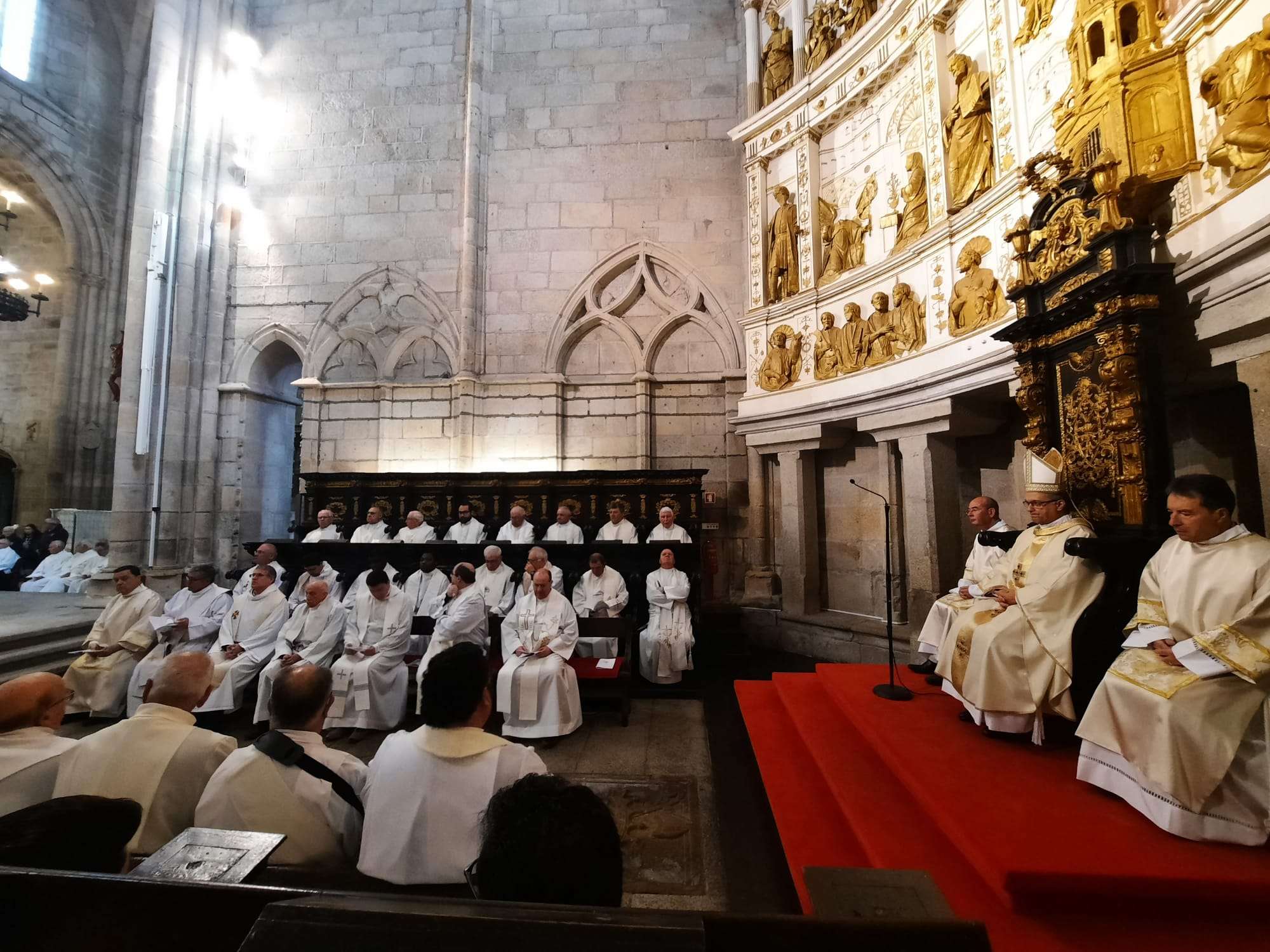 Vista ampla do presbitério durante a Missa Crismal, mostrando os sacerdotes sentados em união e o Bispo D. José Pereira na cátedra.